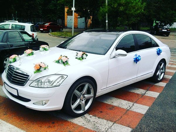 При заказе двух автомобилей на 5 и более часов украшение капота цветами на присосках в подарок.